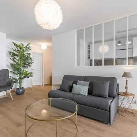 Large Brand New 2 Bdr Nice Port Lejlighed *