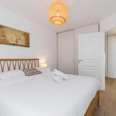 Large Brand New 2 Bdr Nice Port 尼斯